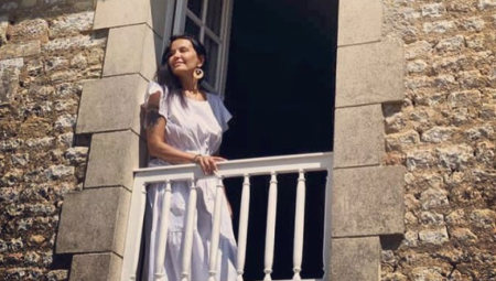 ELENA KARIĆ U ZAGRLJAJU SA BIVŠIM MUŽEVIMA Fotografija sa proslave izazvala haos, a tek kad pročitate šta je jedan od njih napisao
