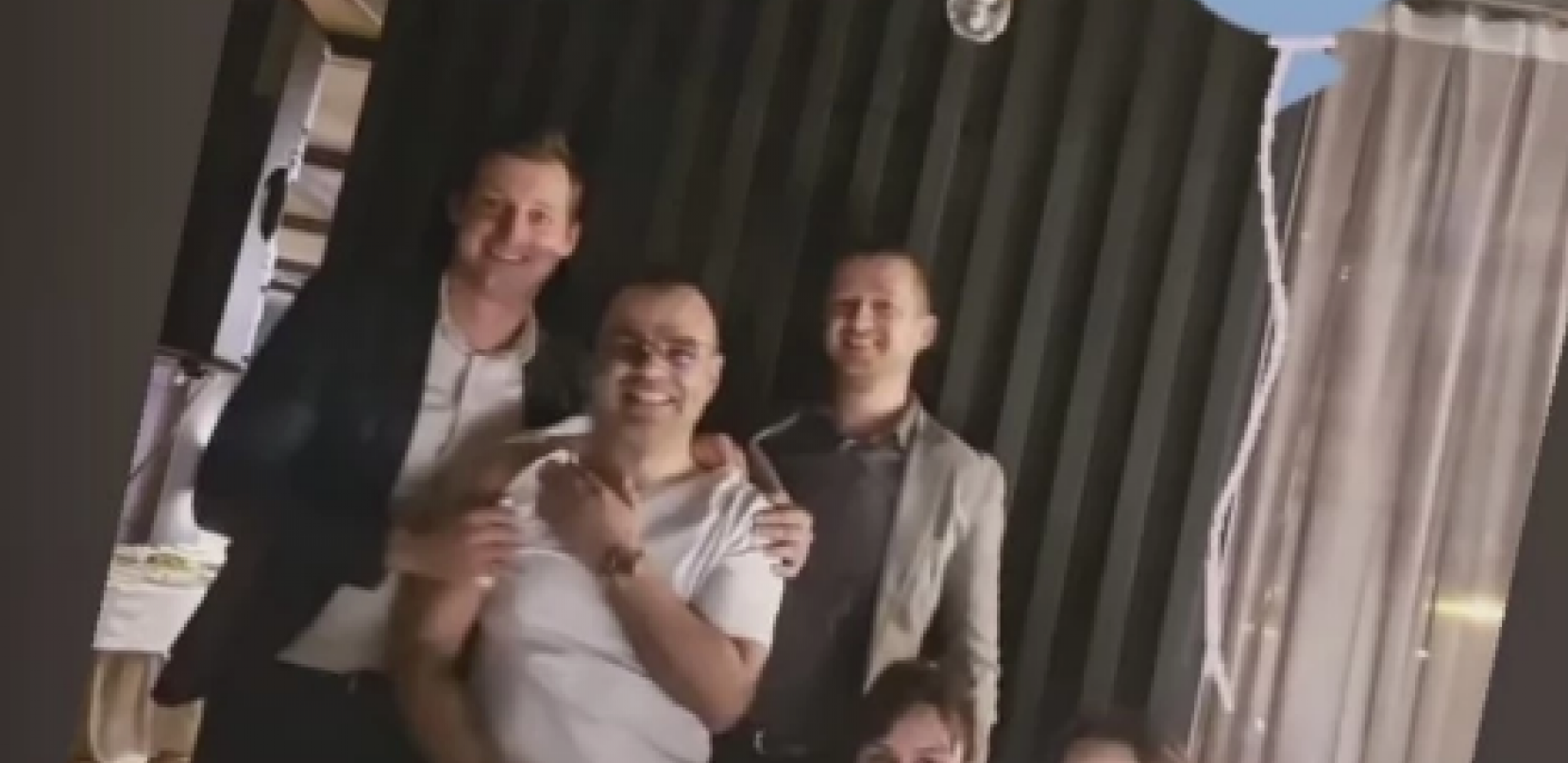 VELIKO SLAVLJE U DOMU ANE SEVIĆ! Suprug poznate pevačice u transu, iscepali ga, a on ne skida odmah sa lica! (FOTO)