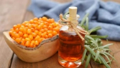 ZOVU GA BOŽJE ČUDO ILI ULJE ŽIVOTA Moćna bobica usporava staranje, a rešava 100 bolesti