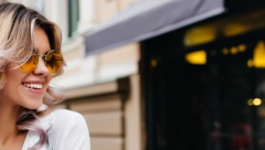 DA LI STE CEO ŽIVOT POGREŠNO NANOSILI LAK ZA KOSU? Isprobajte ovu tehniku i lokne će vam izgledati savršeno (VIDEO)