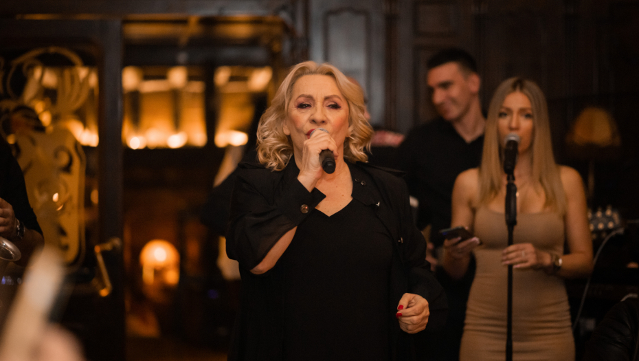 VESNA ZMIJANAC GRADI KUĆE NA BUKULJI, DOK JOJ SE RODNA KUĆA RUŠI! Omiljena Kraljevčanka, redovno obilazi familiju!