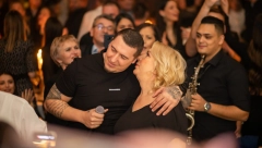 LUDILO DO ZORE! Amar Gile oteo mikrofon Vesni Zmijanac! (FOTO)