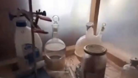 PRAVILI DROGU I BOMBE USRED RATNE ZONE Laboratorije ukrajinskih nacionalista i turska zastava otkriveni kod Marijupolja (VIDEO)