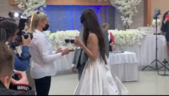 IZBACILA GRUDI I DIGLA NA NOGE SVOJIM HITOM! I ova pevačica je bila na svadbi Lukasovog naslednika, u roze haljini napravila opštu pometnju! (FOTO)