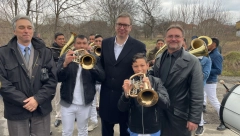 VUČIĆ SA TRUBAČIMA Predsednika Srbije oduševljeno, uz muziku, dočekali meštani Bojnika