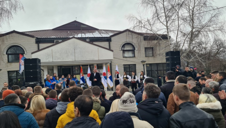 NAROD MASOVNO IZAŠAO NA ULICE Medveđa dočekala predsednika Vučića (FOTO)