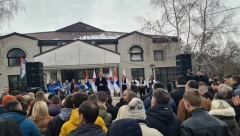 NAROD MASOVNO IZAŠAO NA ULICE Medveđa dočekala predsednika Vučića (FOTO)