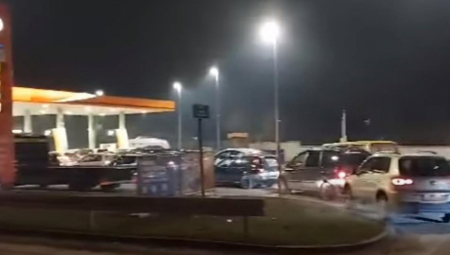 "IZ DŽIPA BEOGRADSKIH TABLICA JE IZAŠLA MLAĐA ŽENA, UŠLA U WC, A ONDA.." Radnici pumpe imali šta da vide: Odmah pozvali policiju!