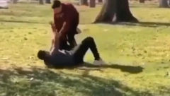 ZASTRAŠUJUĆI SNIMAK TUČE U BEOGRADU Petorica šutiraju mladića na zemlji, devojka ih preklinje da prestanu (VIDEO)