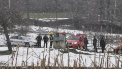 TRAGEDIJA U SELU KOD ČAČKA Žena upala u bunar u dvorištu porodične kuće, vatrogasci pokušavaju da izvuku njeno beživotno telo (FOTO)