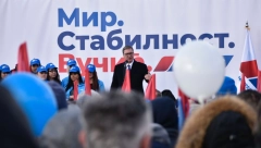 Vučića u Majuru dočekalo više od 3.500 ljudi, a jedan transparent je bilo nemoguće ne uočiti! (FOTO/VIDEO)