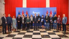 MIROVIĆ URUČIO UGOVORE 61,6 miliona dinara za aktivnosti nacionalnih saveta u Vojvodini