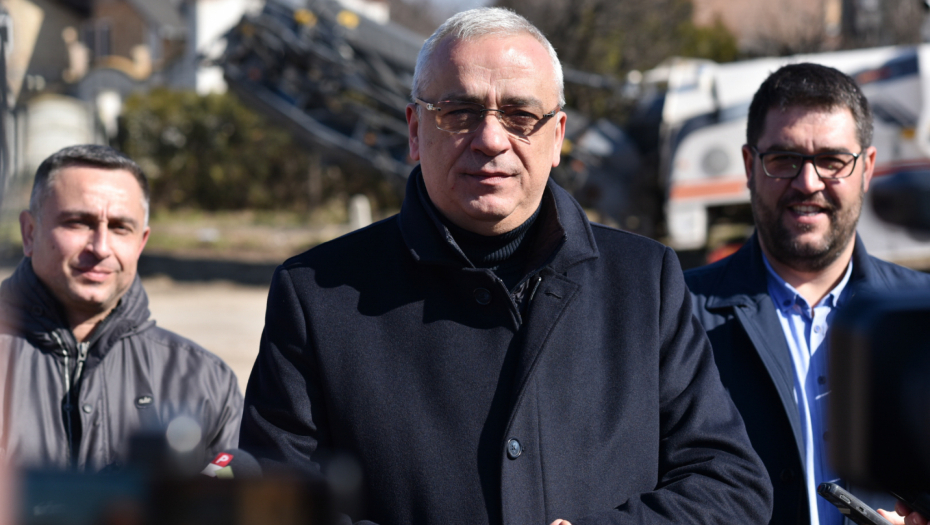 UREĐUJE SE SUBOTICA Gradonačelnik Bakić obišao radove na izgradnji kolovoza u ulici Sivački put