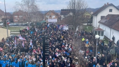 MEŠTANI KOCELJEVE DOČEKALI VUČIĆA Uz gromoglasan aplauz i pozdrav čuvenog čika Slavka, čelnik SNS-a poručio: Hvala svima, važno je da verujete u dela (FOTO/VIDEO)