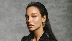 SKINULA SE I POKAZALA SVOJ NAJJAČI ADUT Brutalan dekolte i izvajani trbušnjaci u prvom planu, pevačica sve ostavila bez komentara