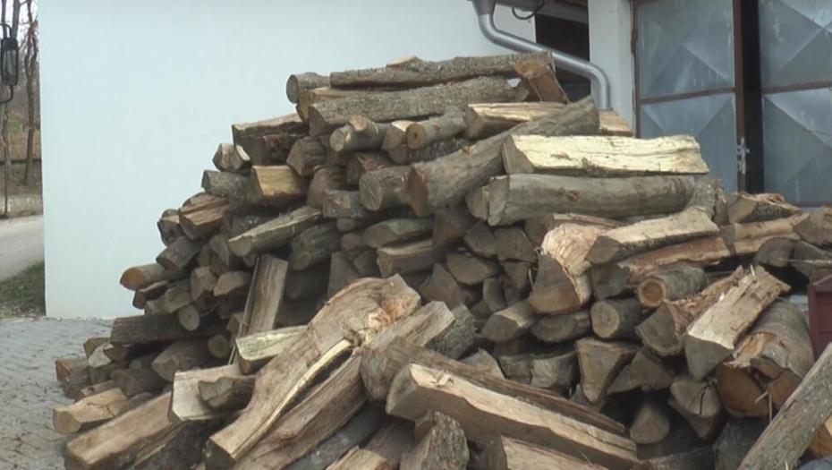 ČASTILA GA, A ON JE PREVARIO Žena platila pet kubika drva, kad je saznala šta je ustvari dobila, ne može da dođe sebi