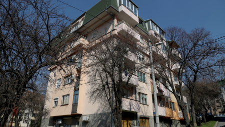 ZARIO MU ŠRAFCIGER U VRAT ZBOG PROSTITUTKE Beogradska policija uhapsila Stefana S. (23) zbog pokušaja ubistva Miloša P. (27)