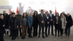 DODELJENI STANOVI U SEVERNOJ MITROVICI U istoj zgradi živeće 12 porodica sa 29-oro dece (FOTO,VIDEO)
