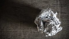 Istrljajte kosu aluminijumskom folijom, efekat će vas oduševiti!