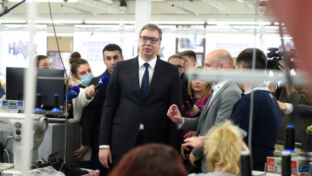 VUČIĆEV NOVI SPOT ODUŠEVIO SRBIJU "Ne investiramo mi u fabrike, mi investiramo u naše ljude" (VIDEO)
