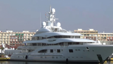 NE HAJU ZA SANKCIJE Omogućili ruskom oligarhu da usidri luksuznu jahtu