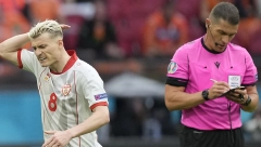 UEFA ŠOKIRALA IZBOROM ARBITRA! Zvezdi sudi Rumun koji je na poluvremenu obećao igraču da će svirati dva penala za njegov tim!