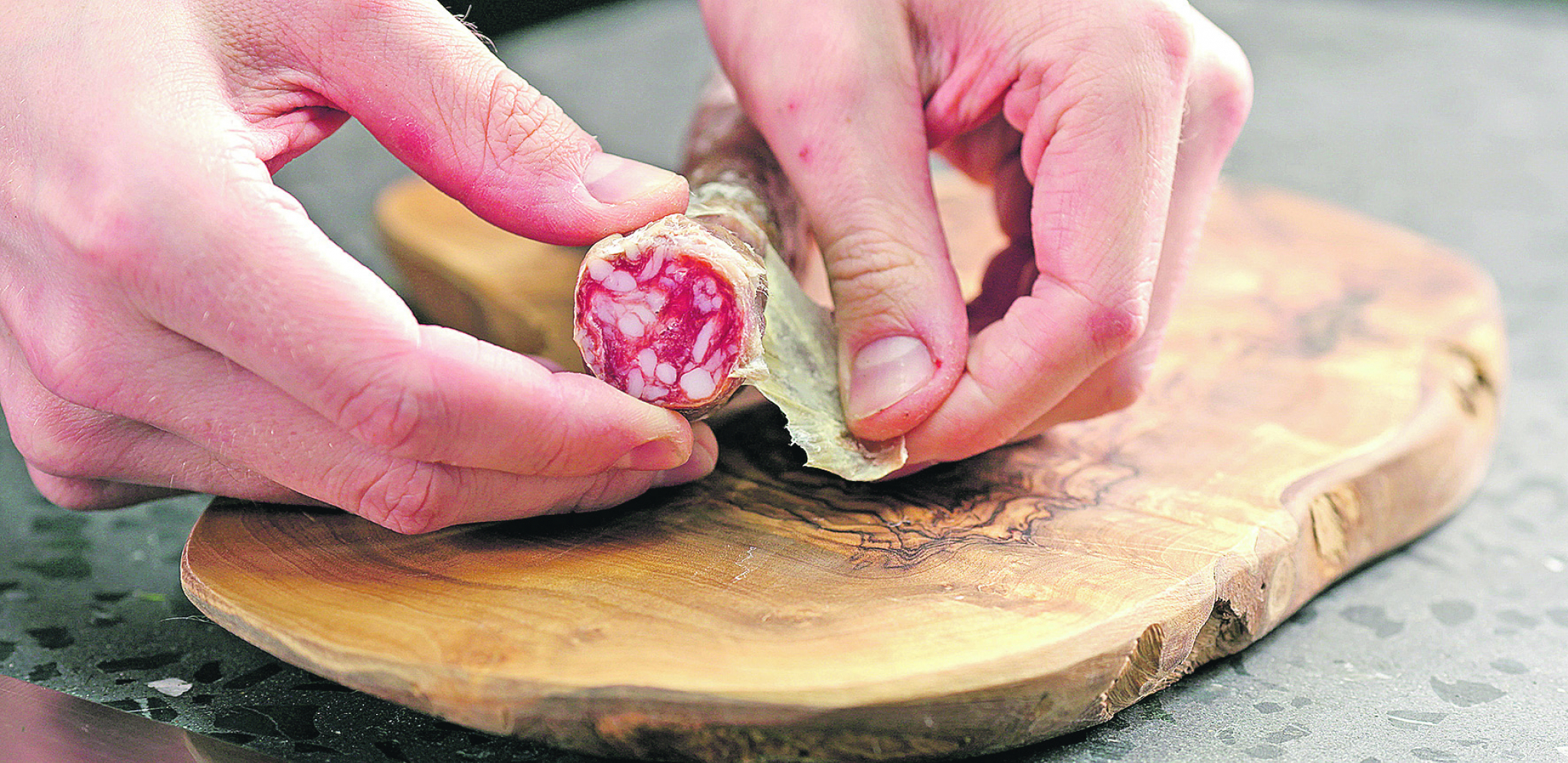 JEDINO JE PRAVILNO POD UGLOM OD 35 STEPENI Evo zbog čega se ČAJNA KOBASICA nikada ne seče ravno