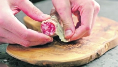 JEDNOSTAVAN TRIK Da skidanje omota kobasice ne bude iritantno