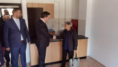 STANOVI ZA IZBEGLE IZ HRVATSKE Ministar Selaković u Prokuplju uručio ključeve za 20 porodica