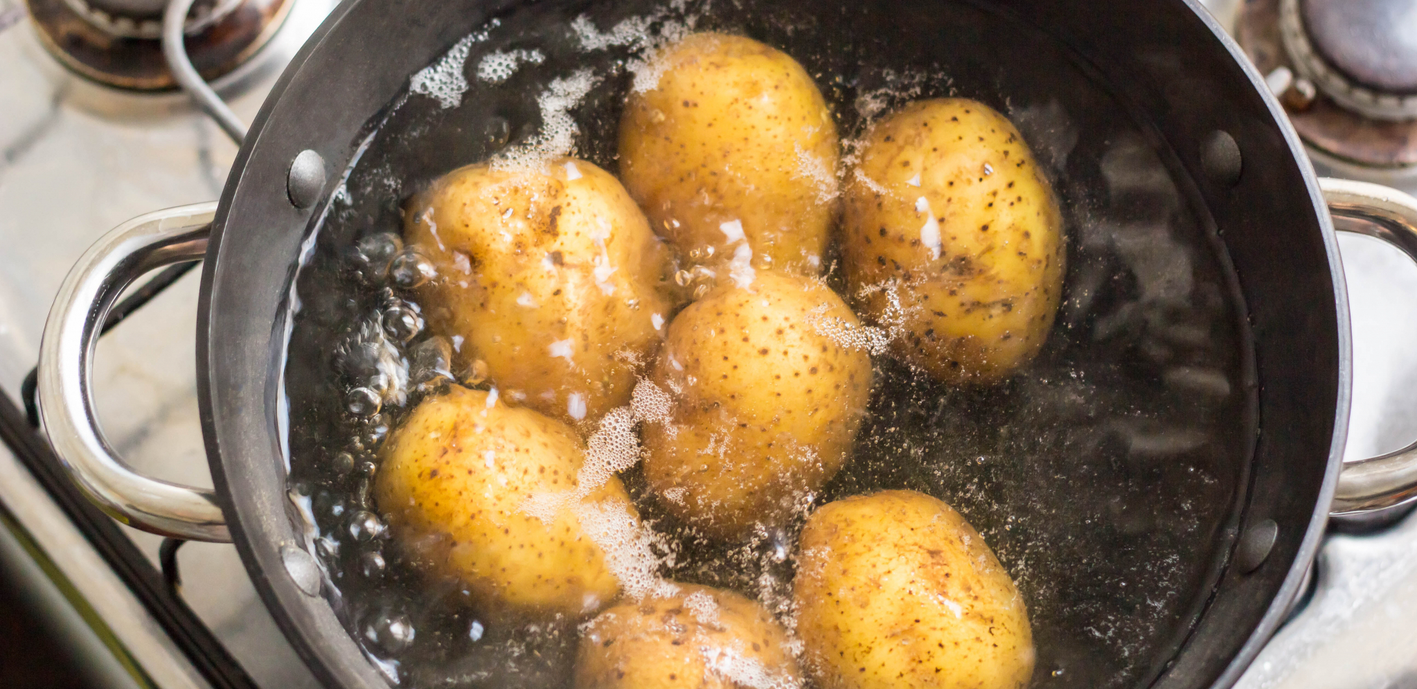 GENIJALAN TRIK ISKUSNIH DOMAĆICA Znate li zašto  je dobro krompiru doati sirće za vreme kuvanja