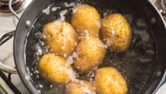 GENIJALAN TRIK ISKUSNIH DOMAĆICA Znate li zašto  je dobro krompiru doati sirće za vreme kuvanja