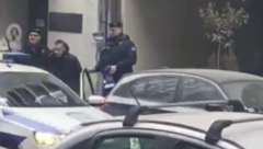EKSKLUZIVNI SNIMCI SA BEOGRADSKIH ULICA Navijač uhapšen pred utakmicu, kod sebe imao šal Rendžersa! (VIDEO)