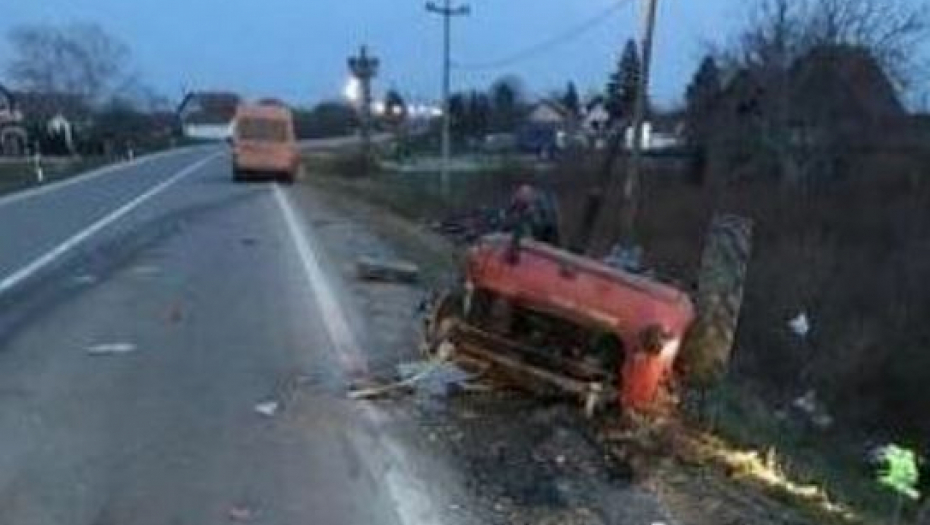 UŽASNA TRAGEDIJA KOD REKOVCA Prevrnuo se traktor u šumi, muškarac (42) poginuo na licu mesta