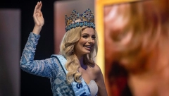 IZABRANA JE NOVA MIS SVETA Kada se pojavila, Karolina je nestvarnom lepotom sve zasenila, kažu da je najlepša žena koja zemljom hoda