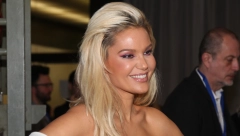 OBLINE SEVAJU, A DEKOLTE PUCA Srpska pevačica raspametila u nesvakidašnjem stajlingu