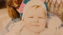 DA LI PREPOZNAJETE DEVOJČICU SA FOTOGRAFIJE?! Danas važi za najzgodniju manekenku i gospodari modnim pistama!