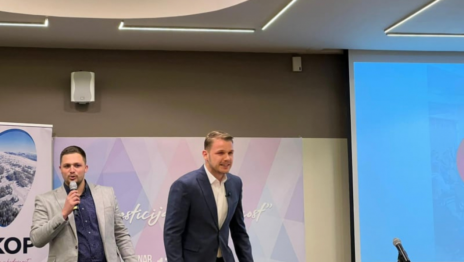 DRAŠKO UHVAĆEN NA ISTOM MESTU GDE I TANJA! Gradonačelnik Banjaluke u elegantnom odelu oborio s nogu pripadnice nežnijeg pola! (FOTO)