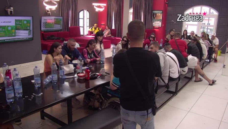 LEZBO AKCIJA U ZADRUZI! Zavukla joj ruku u gaćice naočigled cimera, kamera zabeležila svaki trenutak! (FOTO)