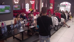 LEZBO AKCIJA U ZADRUZI! Zavukla joj ruku u gaćice naočigled cimera, kamera zabeležila svaki trenutak! (FOTO)