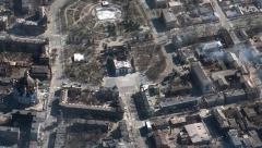 PRVE FOTOGRAFIJE UNIŠTENJA Gust dim nad Mariupoljem, civili zarobljeni pod ruševinama, pljušte optužbe sa obe strane (FOTO)