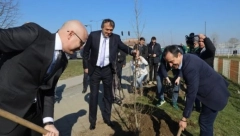 VUČEVIĆ NAJAVIO CENTRAL PARK U NOVOM SADU Gradonačelnik izneo VELIKE planove, pa uzeo lopatu u ruke (FOTO)