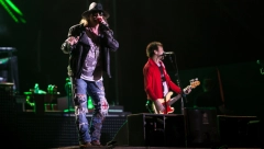 SILOVAO GA JE OTAC KADA JE IMAO DVE GODINE! Poznati pevač prošao je kroz pakao, a ova terapija mu je pomogla da se priseti stravičnih detalja!