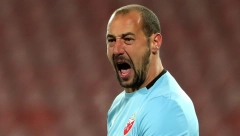 UZVARELA ATMOSFERA NA "MARAKANI" Baklja umalo pogodila Milana Borjana (VIDEO)