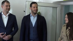 UDOVIČIĆ OBRADOVAO MALIŠANE IZ TEMERINA I ŽABLJA! Ministar poklonio školama nove pakete sportske opreme i rekvizita!