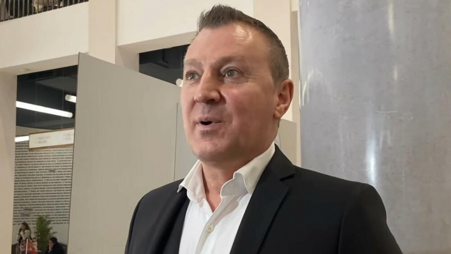 ZBOG OVOG SPOTA ZALUDELA JE CELU ZEMLJU Fatalna plavuša iz Bajinog spota je njegova bivša žena! (FOTO)