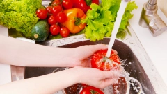 SVE VREME POGREŠNO PEREMO VOĆE I POVRĆE Obratite pažnju, neke metode se  uopšte ne preporučuju!