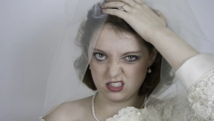 PAKLENI PRVI PLES Kada sam podigla haljinu, svuda je bilo krvi, ono što se nalazilo ispod venčanice rasteralo je sve goste