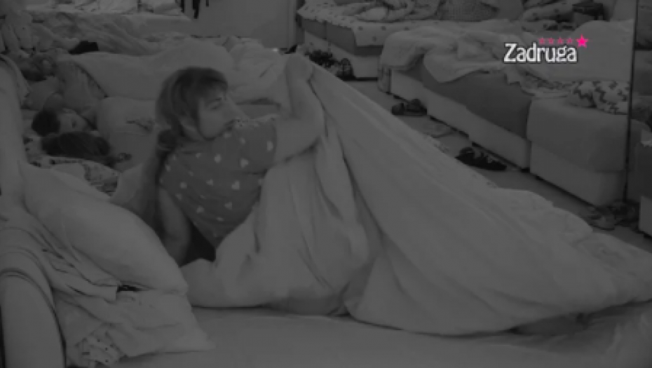 MILJANA I BEBICA U ŽESTOKOJ AKCIJI! Nije im smetala spavaća soba puna cimera, prepustili se strastima!  (VIDEO 18+)