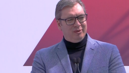 PREDSEDNIK U KRAGUJEVCU Vučić: Nemoj da mi psuješ majku, uradi nešto! (FOTO/VIDEO)