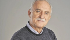 GLUMAC PROVOCIRA U SEDAMDESETOJ Lazar Ristovski skinuo majicu, pokazao malje i uradio OVO (FOTO)